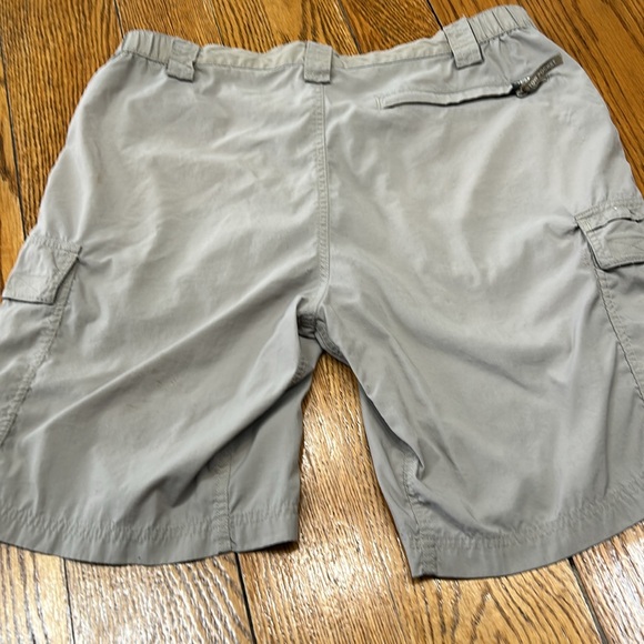 The North Face men’s khaki color shorts.  Nylon hiking. Size Large. Stain. - Picture 5 of 10